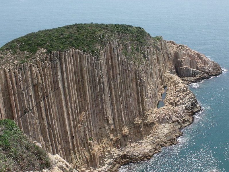 Columnas de basalto en Hong Kong. Imagen: ImMrDrake