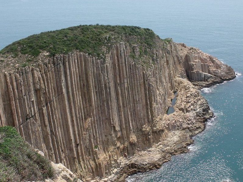 Basalt columns in Hong Kong. Image: ImMrDrake